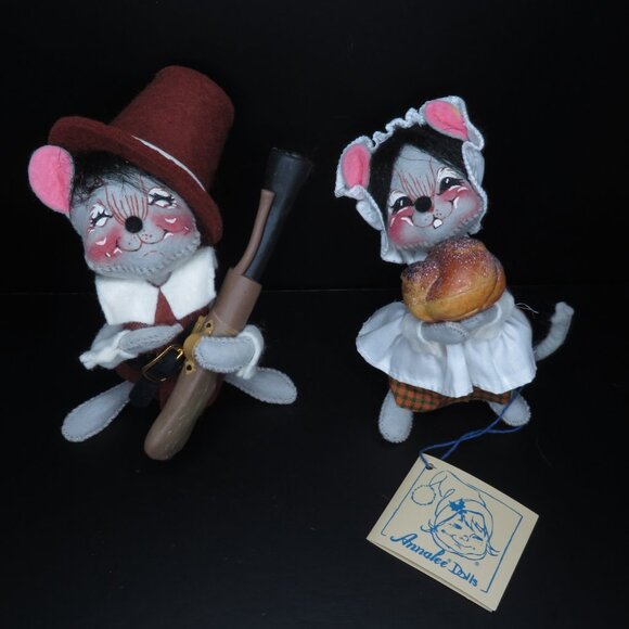 Vintage Annalee "Pilgrim Boy and Girl" Decorative Set of Plush Mice - Picture 3 of 5